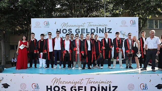 Bayrampaşa’da liselerde mezuniyet coşkusu