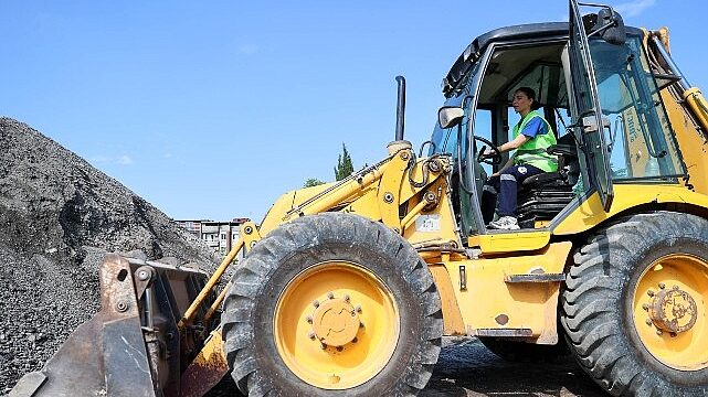 Buca Belediyesi’nin kepçe operatörü Ayça’ya sahadan tam not