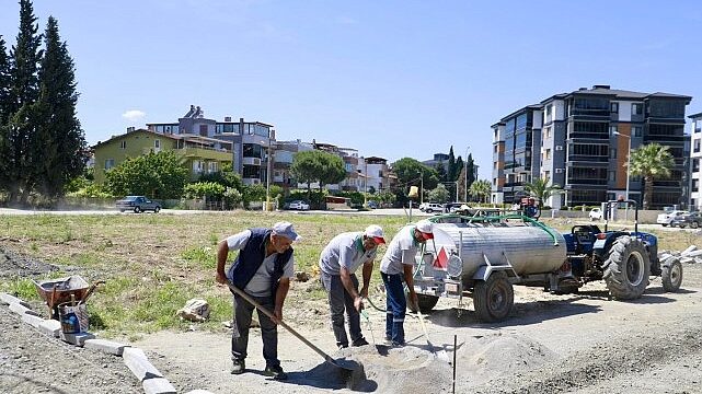 Burhaniye’de Park ve Yeşil Alanlarda Çalışmalar Kesintisiz Sürüyor