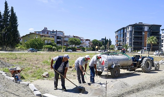 Burhaniye’de Park ve Yeşil Alanlarda Çalışmalar Kesintisiz Sürüyor