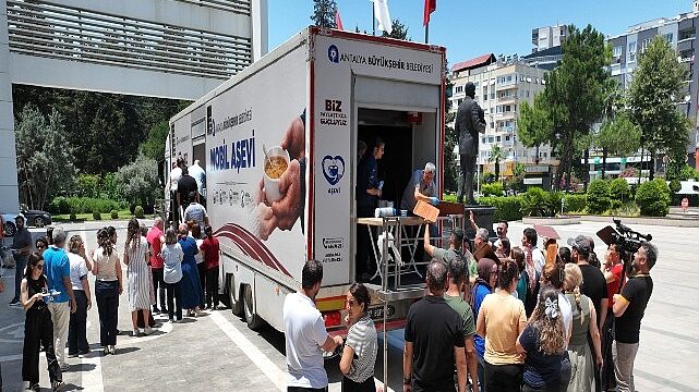 Büyükşehir Belediyesi’nden aşure ikramı
