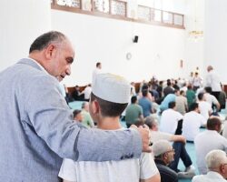 Canik’te Camiler Çocuklarla, Çocuklar Hediyelerle Buluşuyor