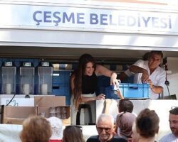 Çeşme’de aşure lokması paylaşıldı