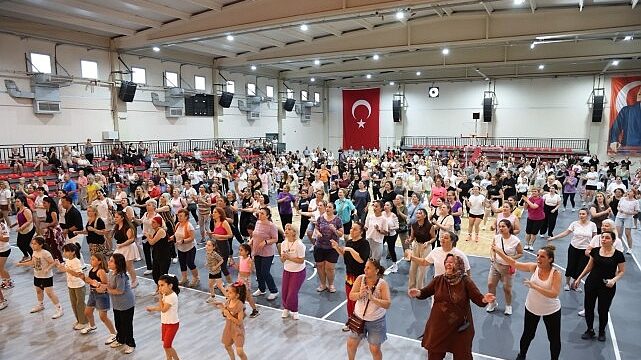Çiğli’de Aerobik ve Dans Gecesi Coşkusu