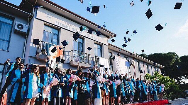DEÜ Bergama MYO’da Mezuniyet Coşkusu