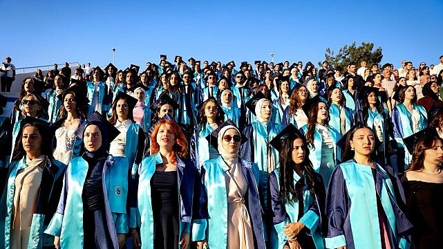 DEÜ Hemşirelik Fakültesi’nde Mezuniyet Coşkusu