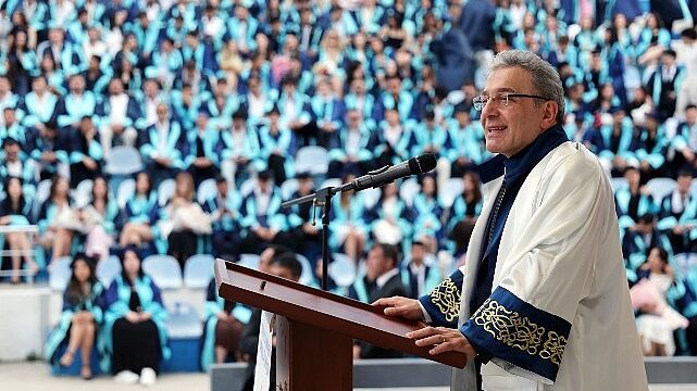 DEÜ İzmir Meslek Yüksekokulu’nda Mezuniyet Coşkusu