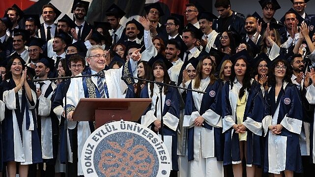 DEÜ Tıp Fakültesi’nde 48. Dönem Mezuniyet Coşkusu Yaşandı