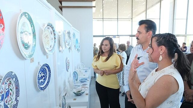 Dikili’de sanat rüzgarı: 7’den 70’e tüm kursiyerler yıl sonu coşkusunda buluştu
