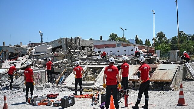 Enkazda nefes alacak zaman yok