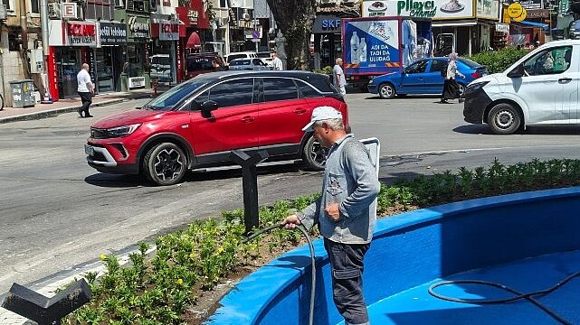 Gemlik’te Saat Kulesi ve Havuz Çevresinde Yenileme Çalışmaları