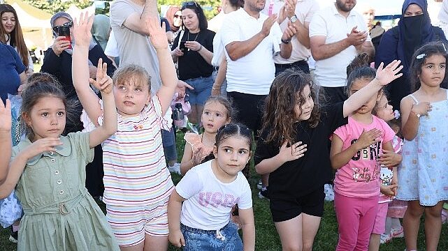 Gündüz uçurtma yaptılar akşam konserde buluştular