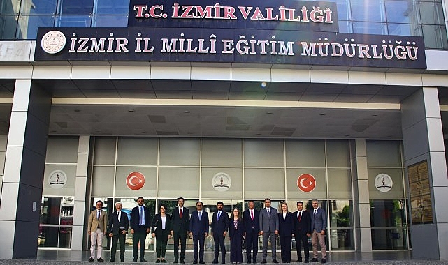 Hayat Boyu Öğrenme Genel Müdürü Dr. Emre Topoğlu ve Ekibi İzmir’i Ziyaret Etti