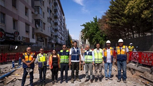 İzmir’de 3 milyar liralık alt yapı dönüşümü sürüyor