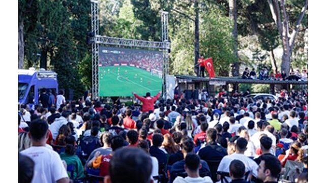 İzmir’de Dünya Kupası heyecanı meydanlara taştı