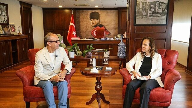 Kardeş şehirler kadrajda buluştu: Başkan Ünsal, Karşıyakalı birinciyi konuk etti