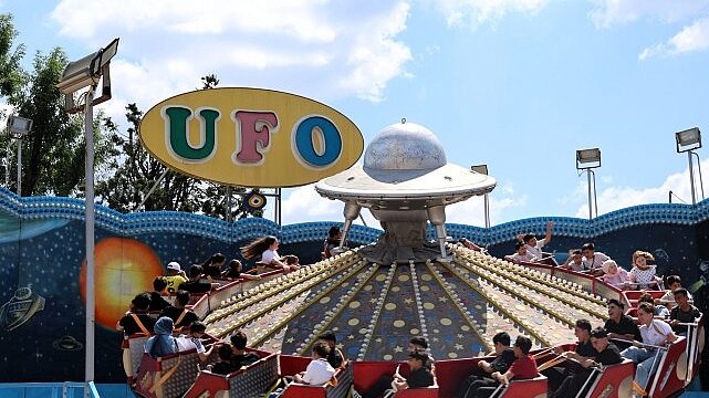 Karneval coşkusu lunaparkta katlanıyor