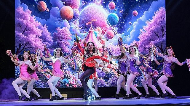 Karneval’da çocuklar Luna’nın ışığı ile büyülendi