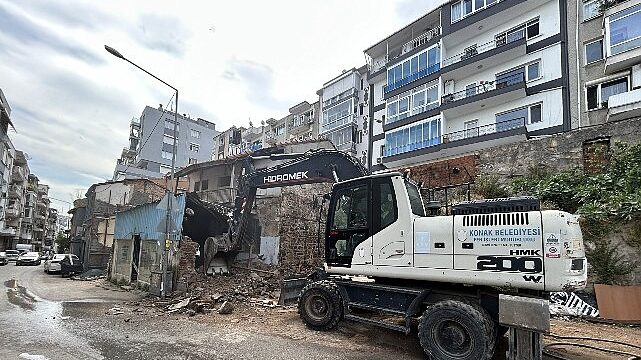 Konak’ta metruk bina yıkımları tam gaz
