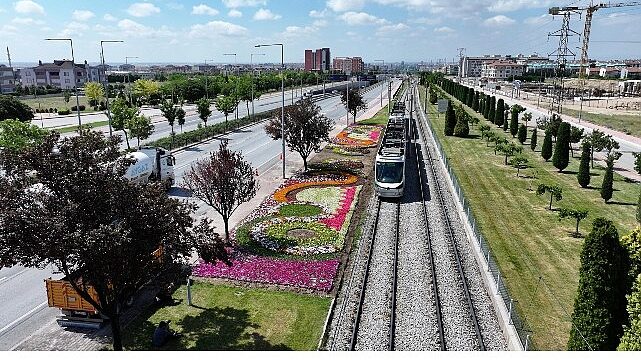 Konya Büyükşehir’in Çiçeklerle Bezediği Cadde ve Parklar Göz Kamaştırıyor