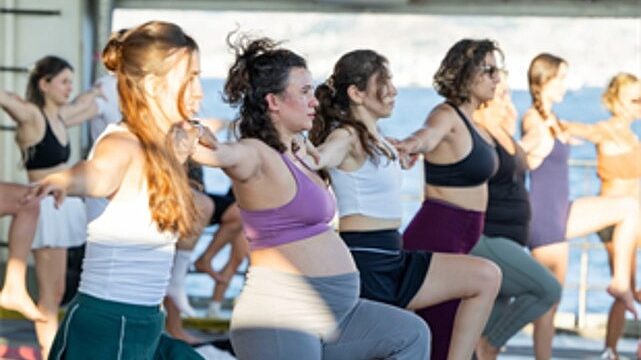 Körfez’in mavisinde 400 kişilik yoga buluşması
