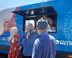 Maltepe Belediyesi binlerce kişiye aşure dağıttı