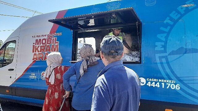 Maltepe Belediyesi binlerce kişiye aşure dağıttı