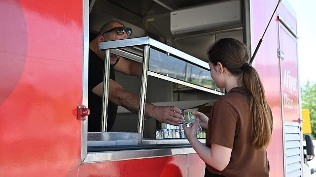 Manisa Büyükşehir’den YKS Adaylarına Su ve Limonata İkramı