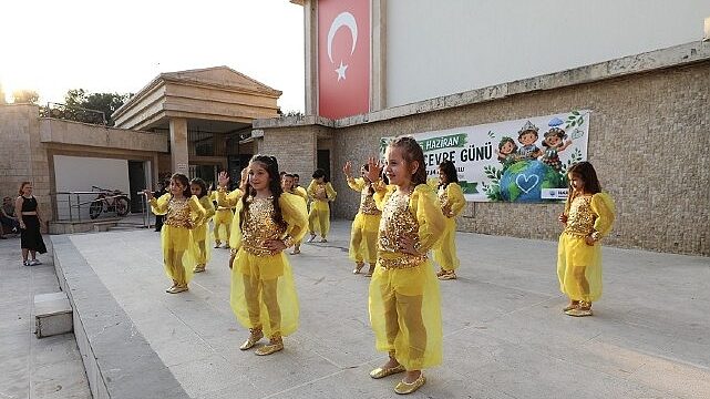 Menderes’te Öğrencilerden Duyarlı Defile