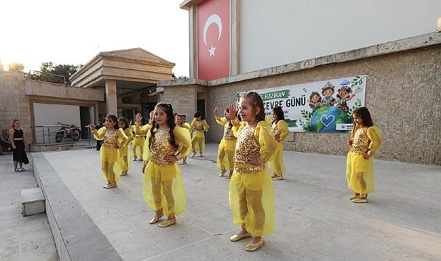 Menderes’te Öğrencilerden Duyarlı Defile