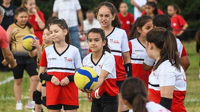 Mini Voleybol Şenliği’nde Çocuklar Madalyalarını Aldı