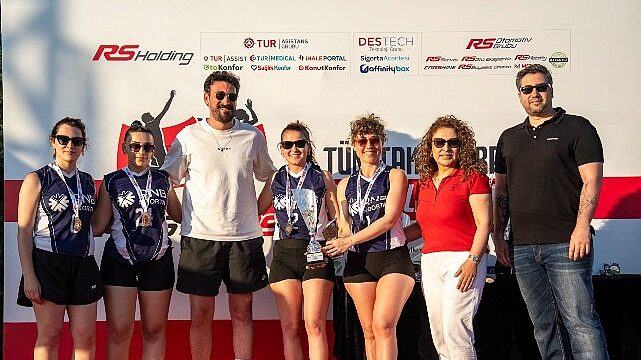 QNB Sigorta Kadın Voleybol Takımı Beach Volley MasteRS’ta üçüncülük kupasının sahibi oldu