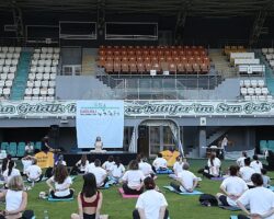 Sağlıklı yaşlanma için yoga yaptılar