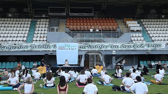 Sağlıklı yaşlanma için yoga yaptılar