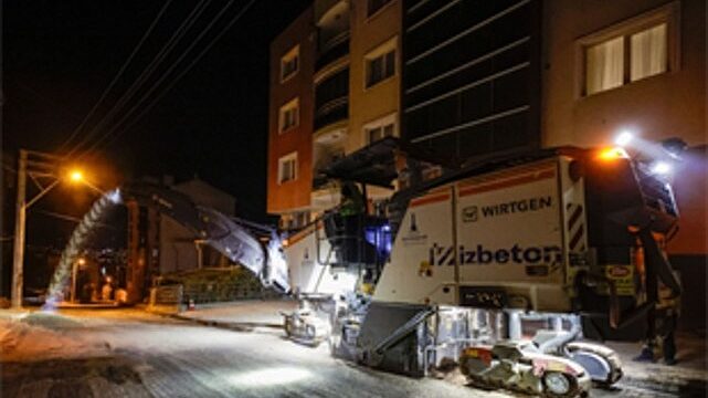 Toros Caddesi’nde gece asfalt mesaisi