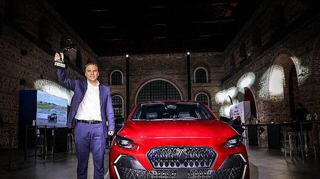 Türkiye’nin Lideri Renault Clio,   Şimdi de Türkiye’de Yılın Otomobili