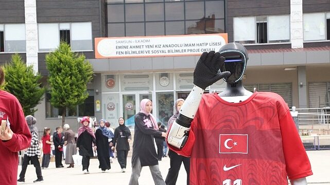 Türkiye’nin nüfusa kayıtlı robotu CANİKMAN Öğrencilerle Buluştu