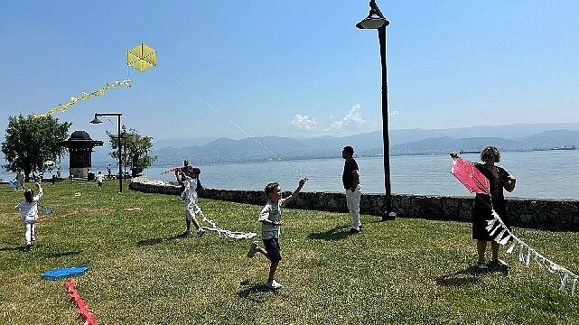 Uçurtmalar Kocaeli’den barışa uçtu; Diplomat çocukları “Barış” için uçurtma uçurdu