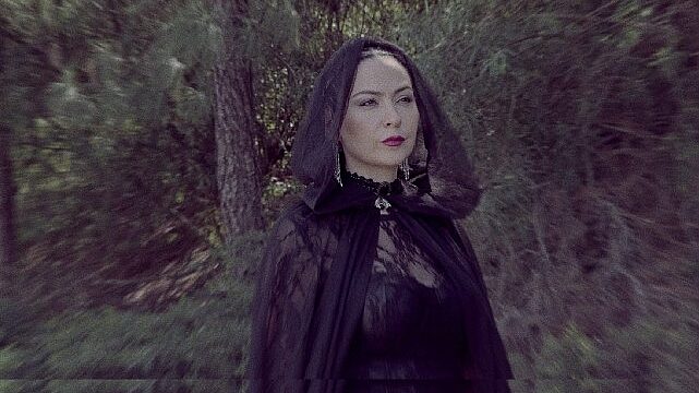 Yasemin Uğurlu’dan Yeni Tekli: “Kızıl Topraklar”