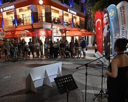 Akustik Yaz Akşamları İle Müziğin Ritmi Manisa Sokaklarında