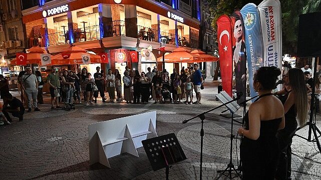 Akustik Yaz Akşamları İle Müziğin Ritmi Manisa Sokaklarında