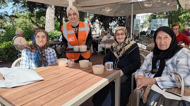 Aşure bereketi Saygınlar Kulübü’ne taşındı