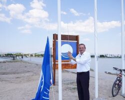 Ayvalık Belediyesi plajlarında Mavi Bayraklar göndere çekildi