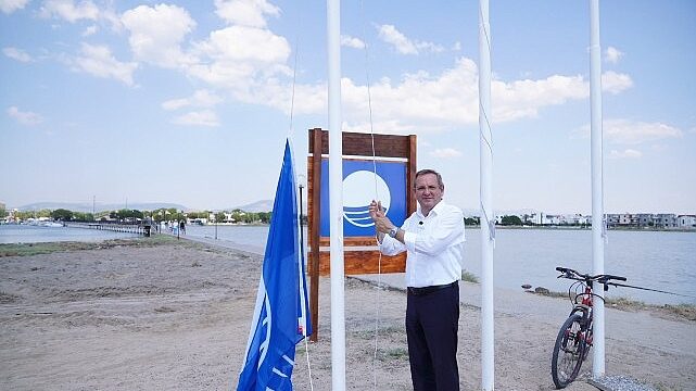 Ayvalık Belediyesi plajlarında Mavi Bayraklar göndere çekildi