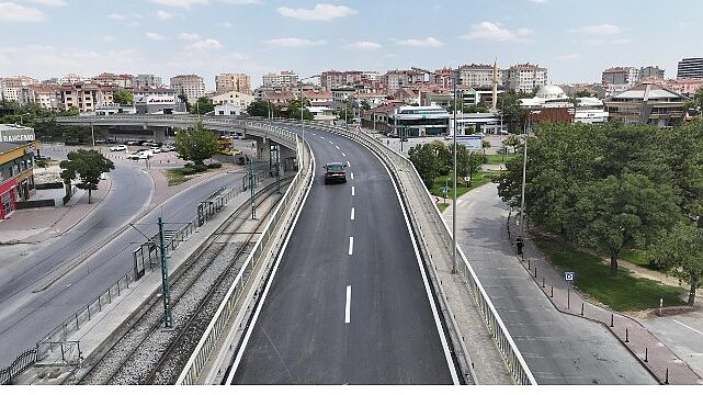 Başkan Altay Kunduracılar Üst Geçidi’nde Asfaltı Yenileyerek Standardı Yükselttiklerini Açıkladı