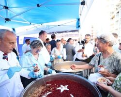 Başkan Çebi Vatandaşlara Aşure İkram Etti
