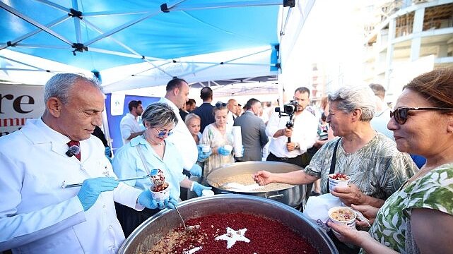 Başkan Çebi Vatandaşlara Aşure İkram Etti