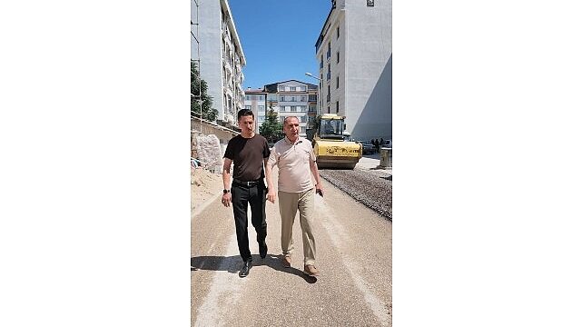 Başkan Mehmet Aydın, Bardakçı Mahallesi’ndeki Asfalt Çalışmalarını Yerinde İnceledi