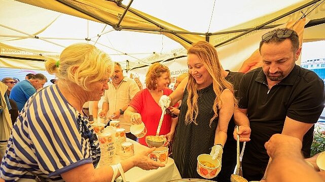 Başkan Mutlu’dan Konaklı komşularına aşure ikramı