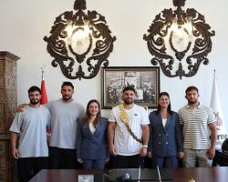 Başkan Vekili Özdemir ve Başpehlivan Erkan Taş Edirne Belediyesi’ni ziyaret etti